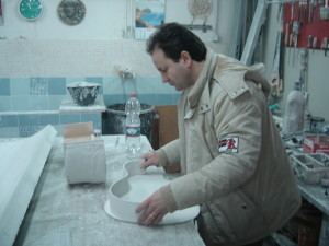 Marcello Sorrentino nel suo laboratorio di stucchi decorativi